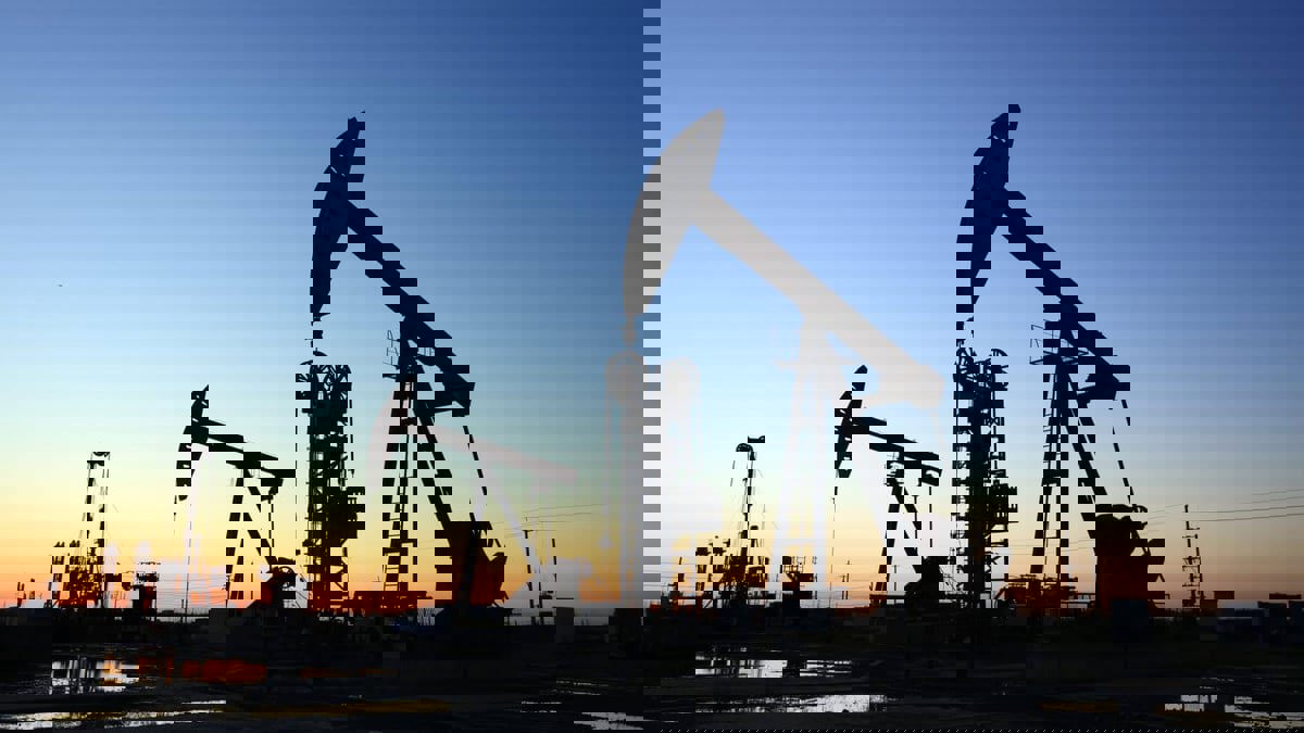 مخاوف الركود العالمي تخفض أسعار النفط إلى أدنى مستوى في 6 أشهر