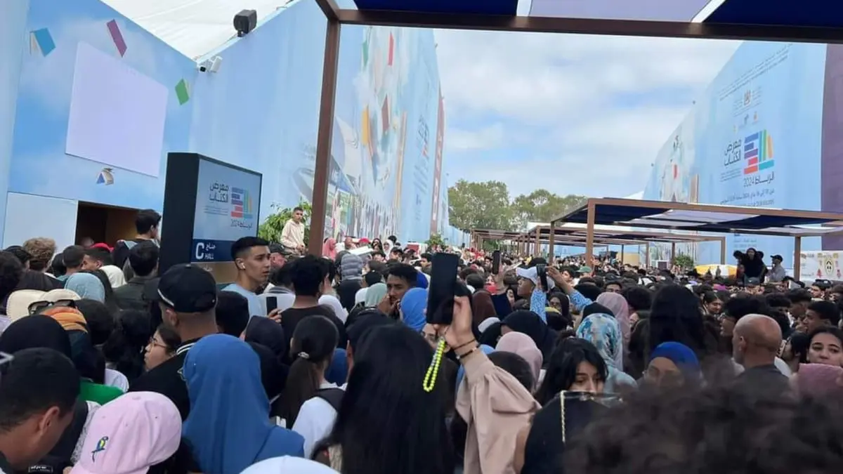  تدافع وإغماءات في معرض الرباط للكتاب بسبب روائي سعودي (فيديو وصور)