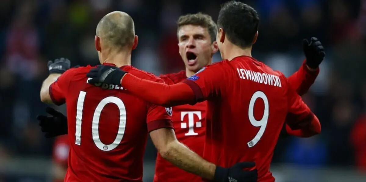 بايرن يقسو على أولمبياكوس.. وآرسنال يفوز ويتمسك بالأمل (فيديو)