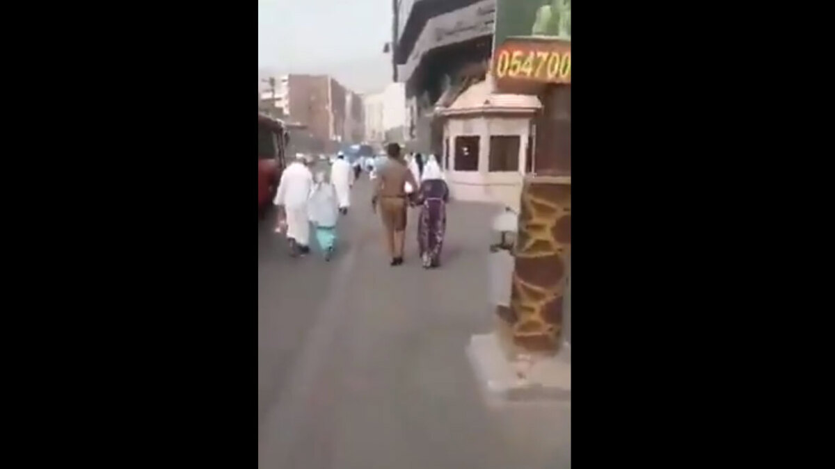 شرطي سعودي يخلع حذاءه ليقي مسنة حرارة الأرض (فيديو)