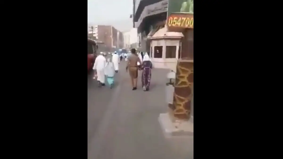 شرطي سعودي يخلع حذاءه ليقي مسنة حرارة الأرض (فيديو)