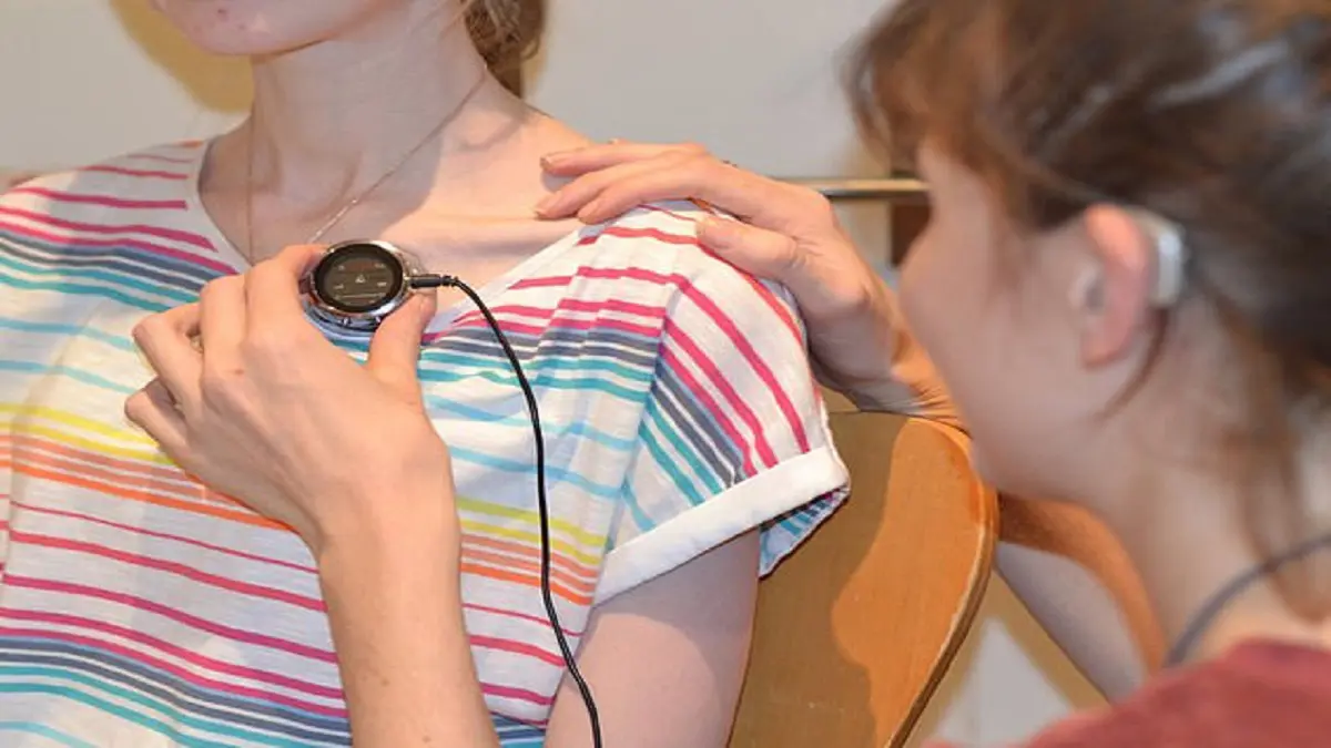 شابة كفيفة وصماء تصبح طبيبة بسبب عملية خاطئة (صور)