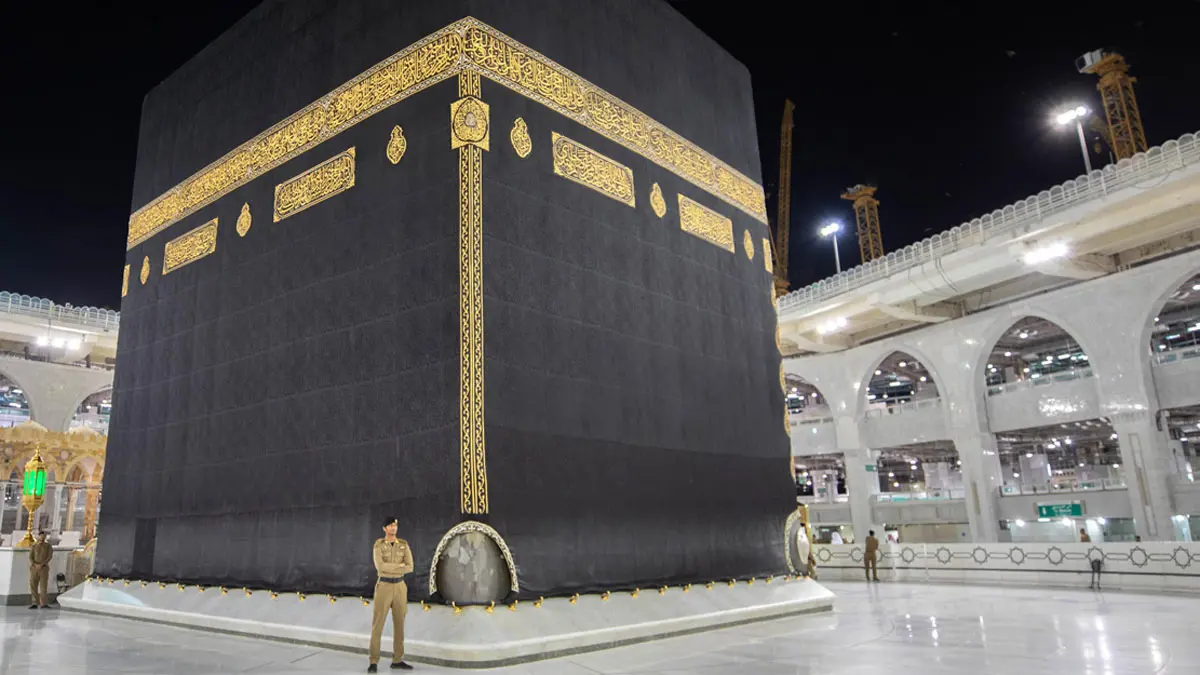 السعودية تُجري مراسم غسيل الكعبة المُشرفة وسط إجراءات وقائية مشددة (صور)