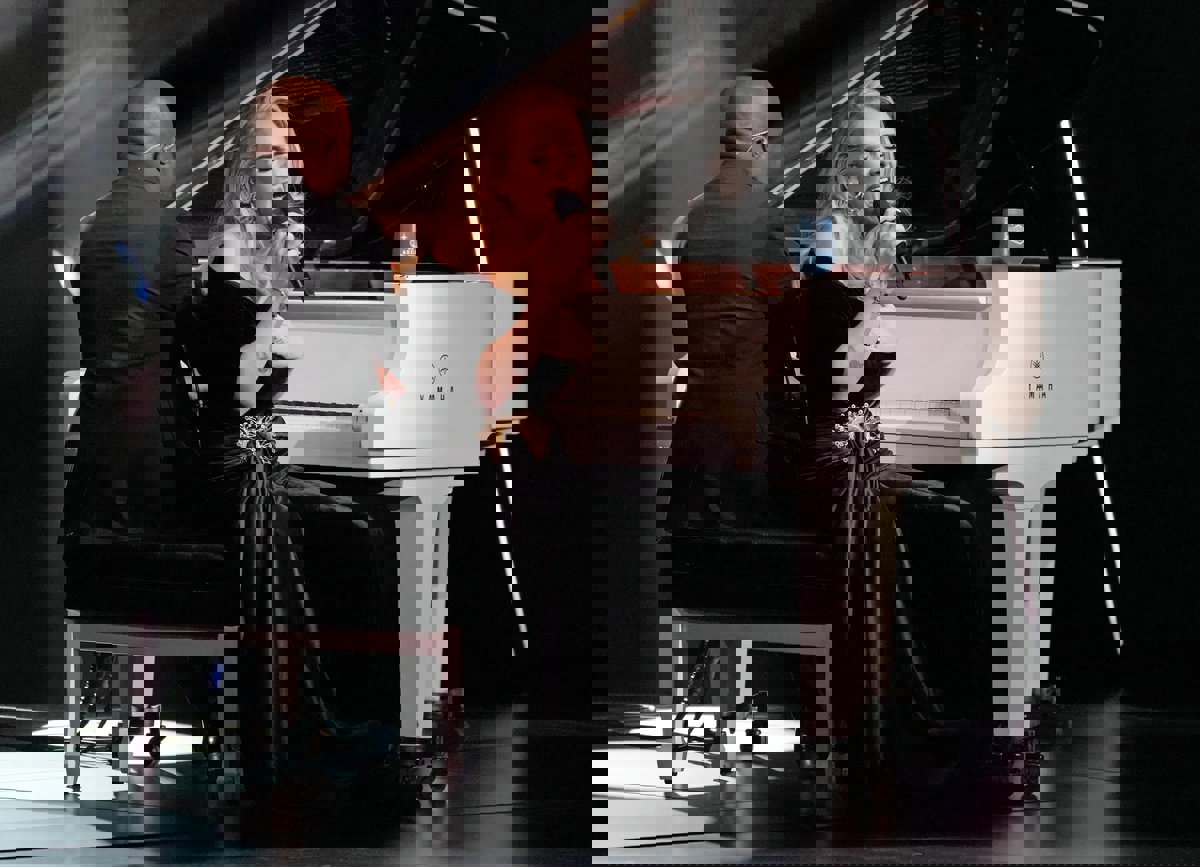 أديل تنفعل على معجبة هاجمت المثليين (فيديو)