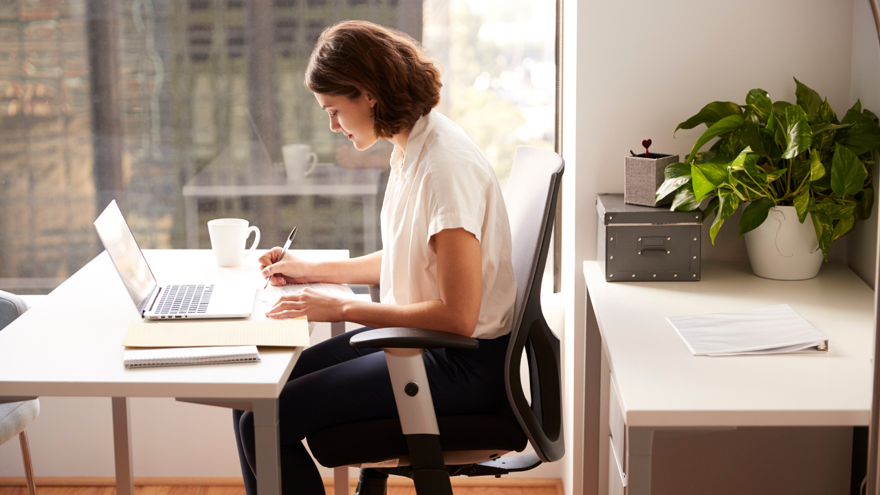 5 دقائق "تنقذك".. سرّ الوقاية من أضرار الجلوس الطويل