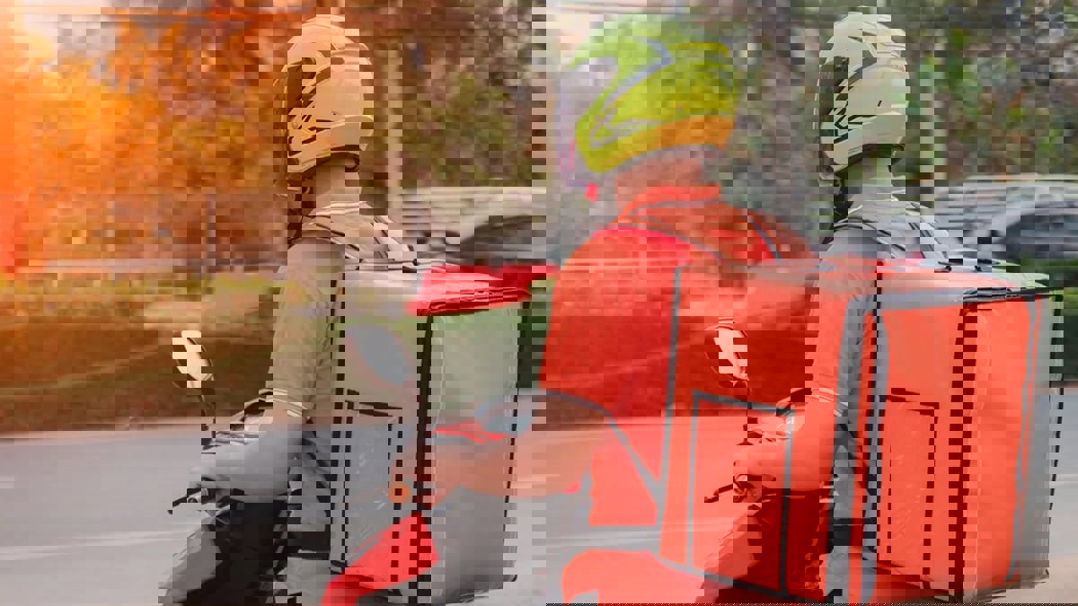 "رفس" مراهقَين عامل توصيل في الكويت يثير غضباً واسعاً (فيديو)