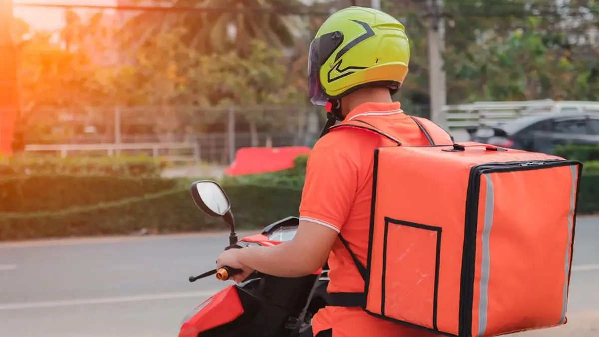 "رفس" مراهقَين عامل توصيل في الكويت يثير غضباً واسعاً (فيديو)