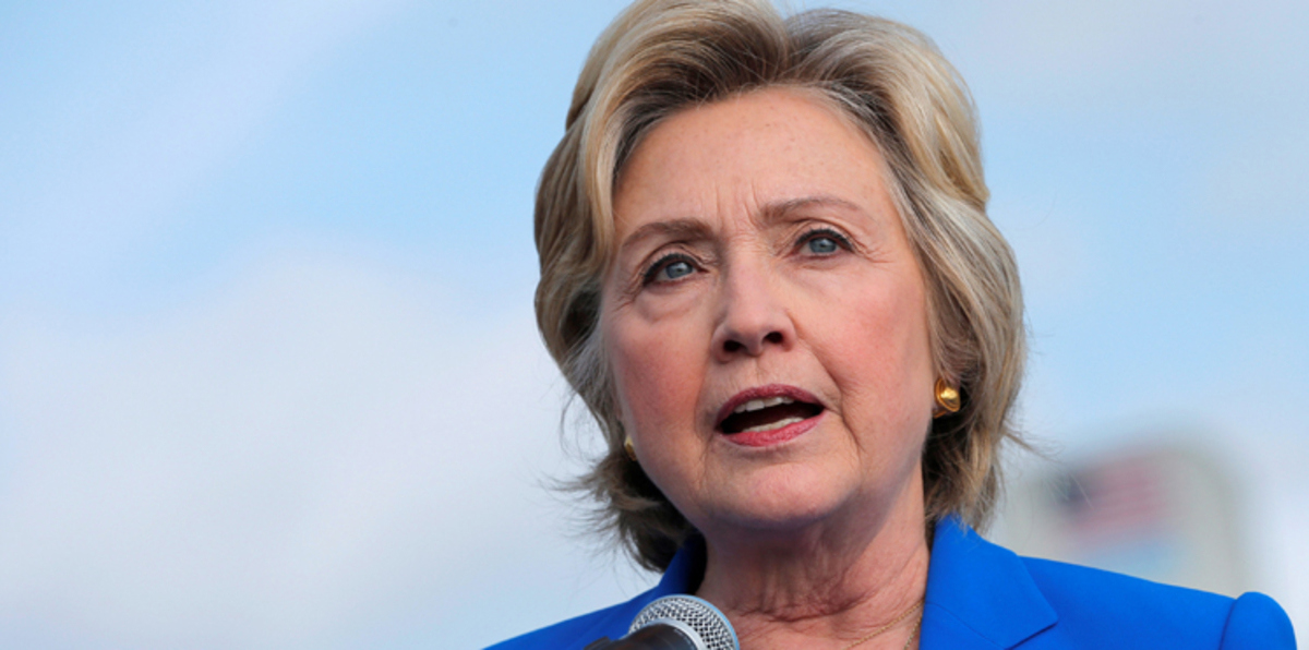 بالفيديو.. مذيع أمريكي يعلن وفاة هيلاري كلينتون