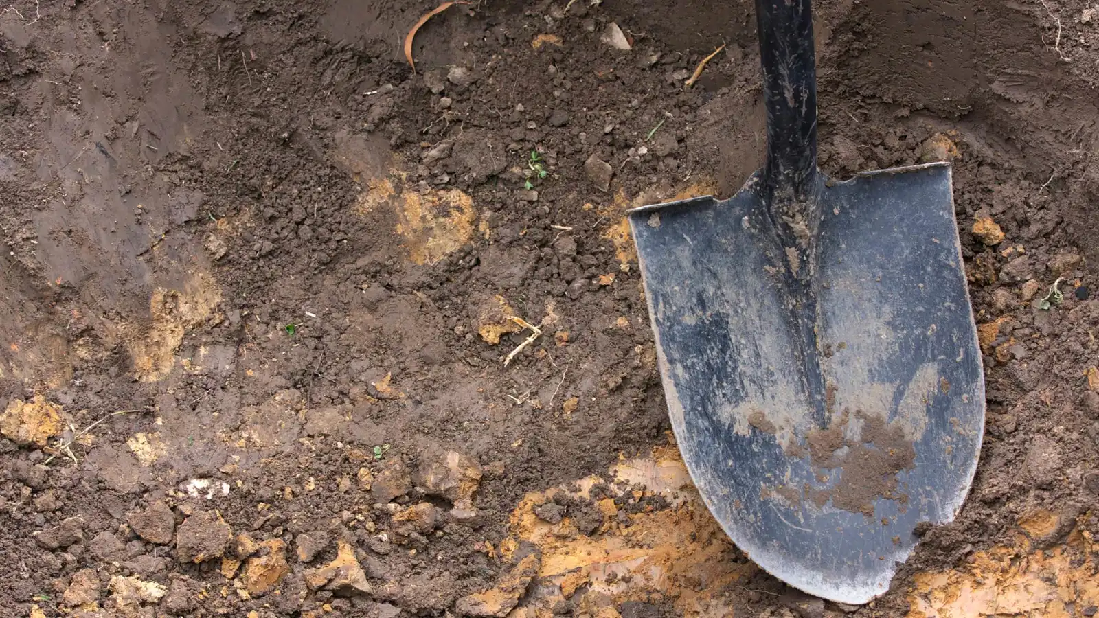 مدينة تركية تجهز مئات القبور استعدادًا للشتاء (فيديو)