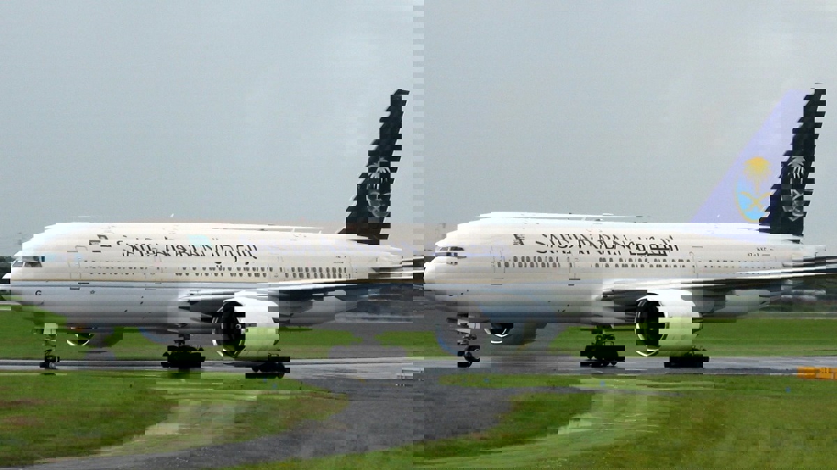 طائرة سعودية تهبط اضطراريا في مطار القاهرة