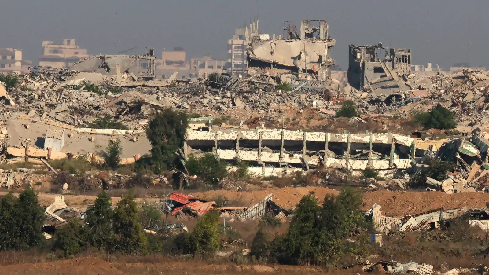 انقطاع خدمات الإنترنت والاتصالات الأرضية عن غزة