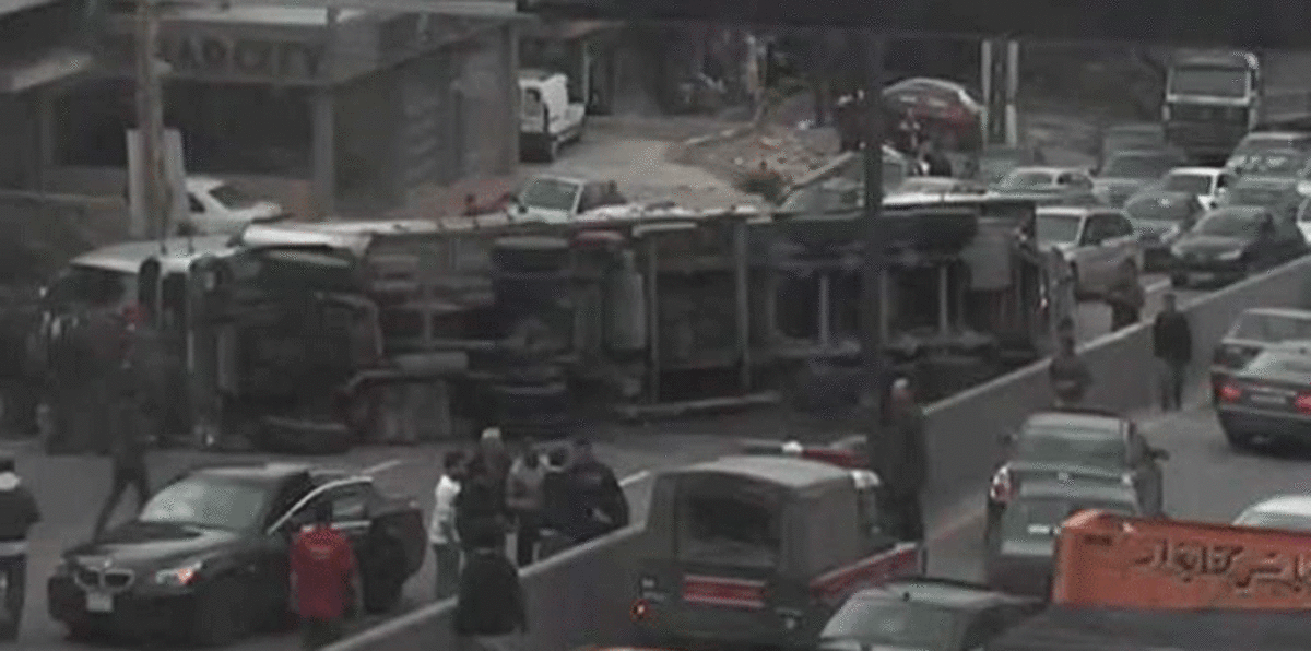 بالفيديو.. لحظات مثيرة لحادث انقلاب شاحنة في لبنان