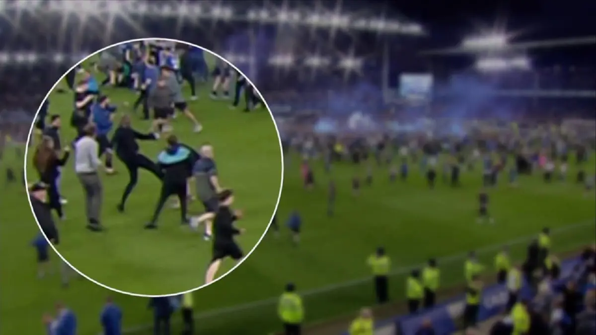 غرامة بقيمة 300 ألف جنيه إسترليني لإيفرتون بسبب نزول الجمهور أرض الملعب