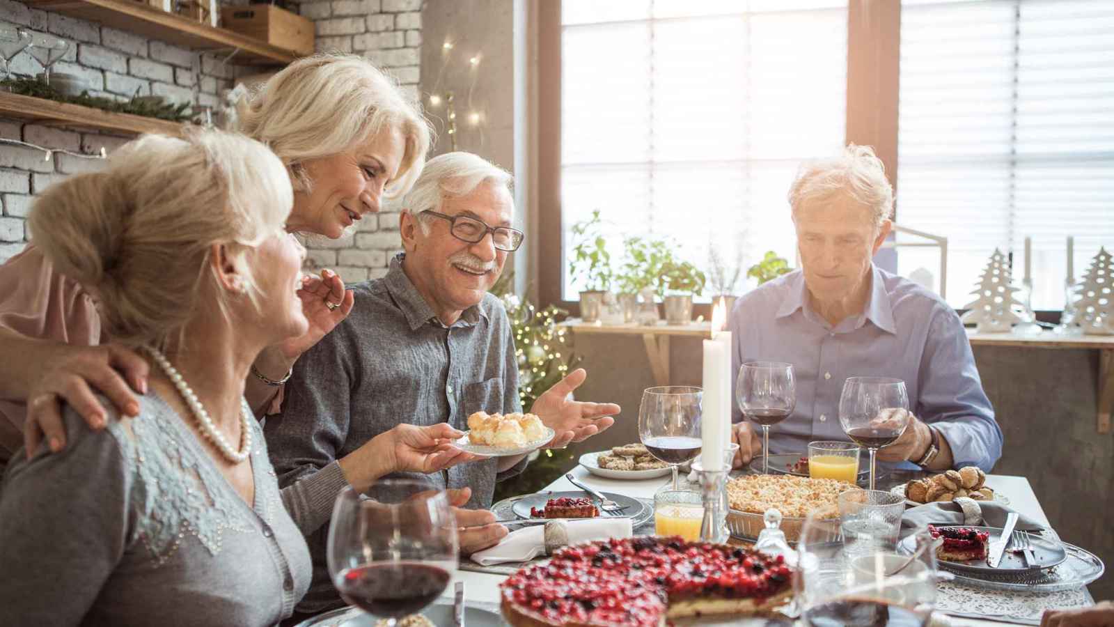 4 إيجابيات تحققها "العلاقات الاجتماعية" لكبار السن