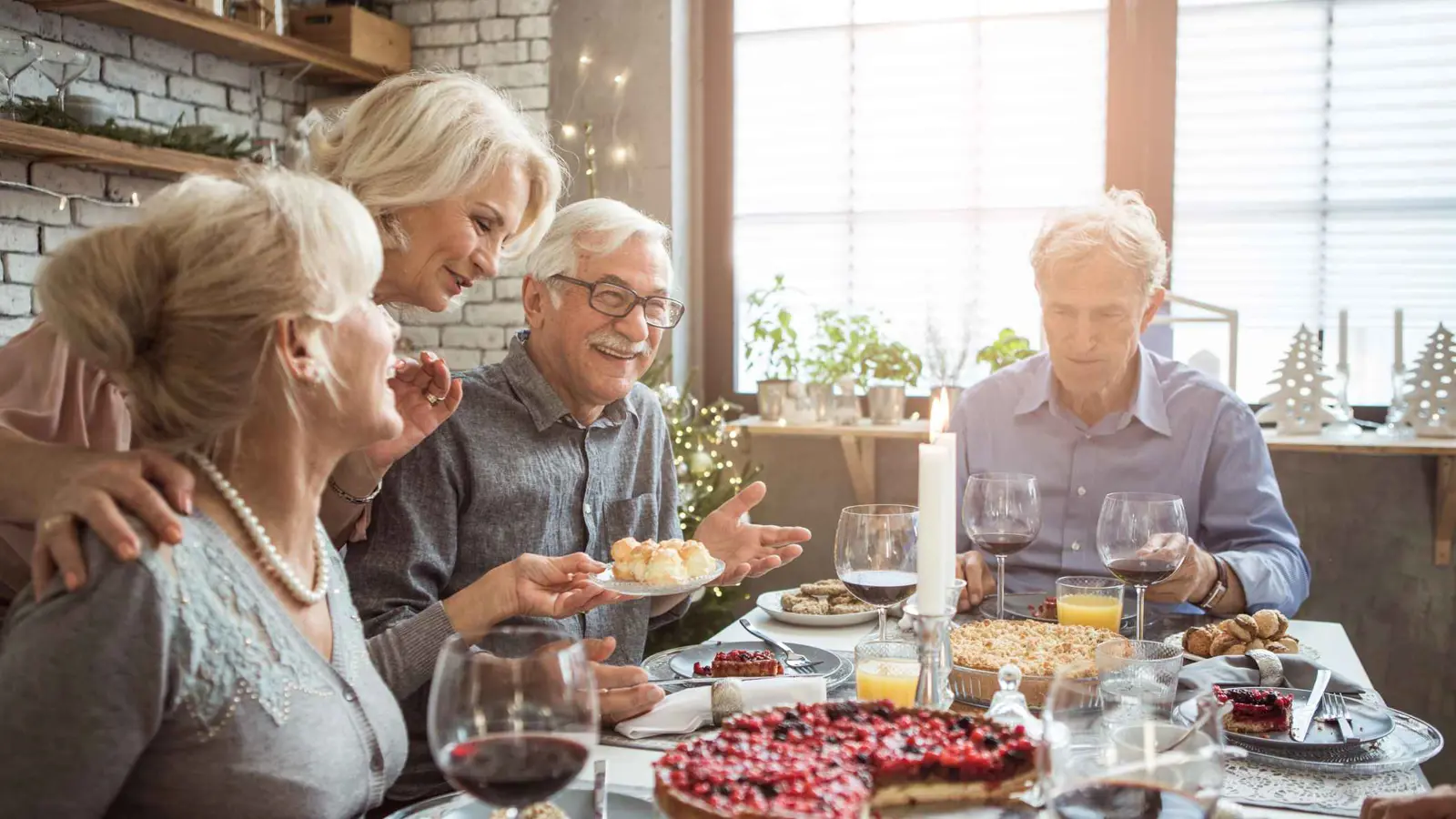 4 إيجابيات تحققها "العلاقات الاجتماعية" لكبار السن