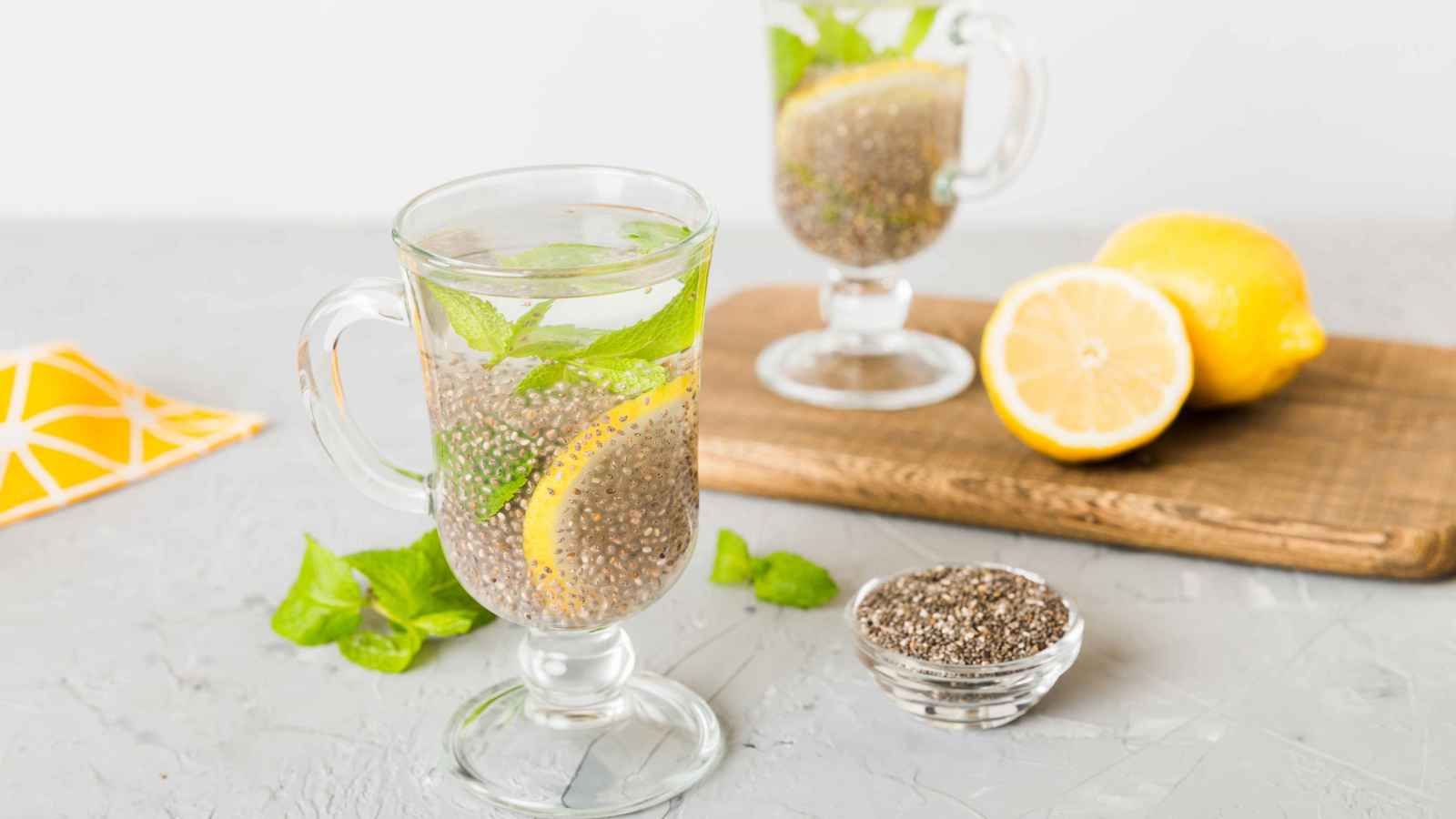 تحذيرات من "ماء الشيا".. كيف يعبث بتأثير الأدوية؟