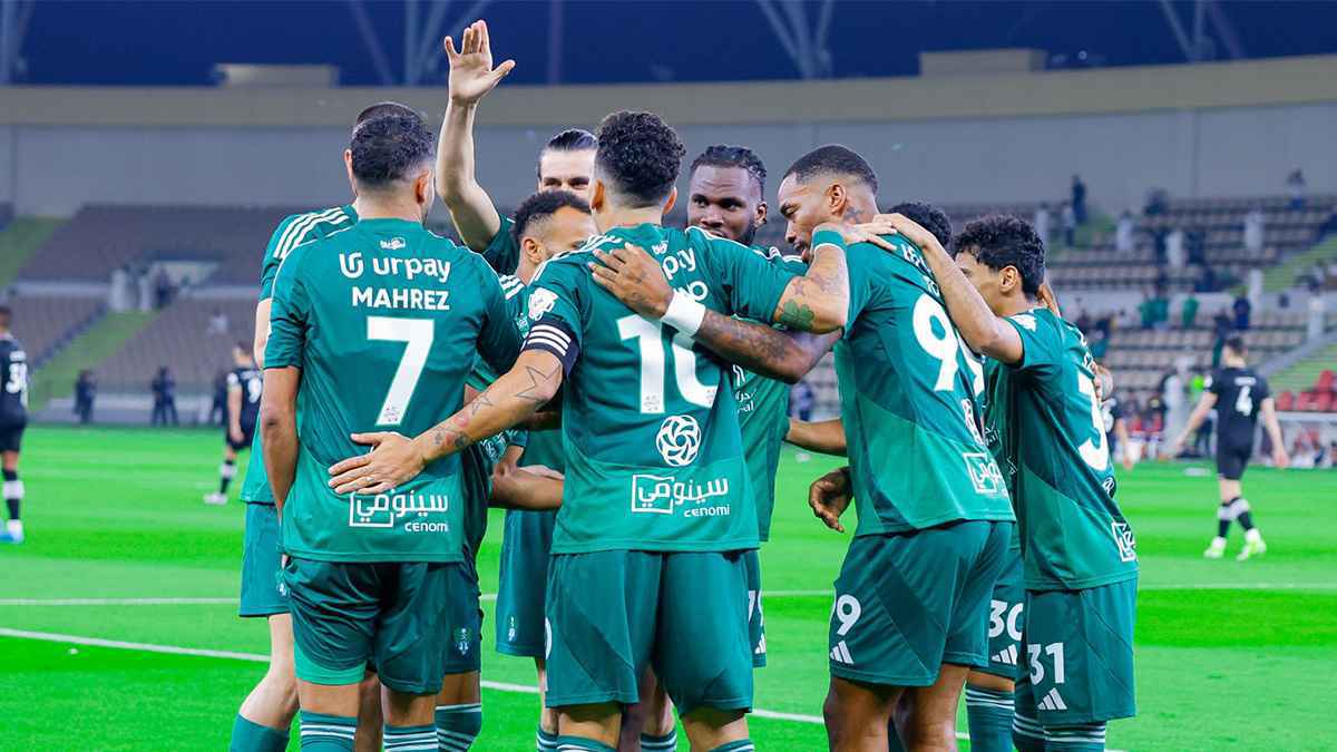 عرضان مفاجئان من الدوري الإنجليزي لنجم الأهلي السعودي