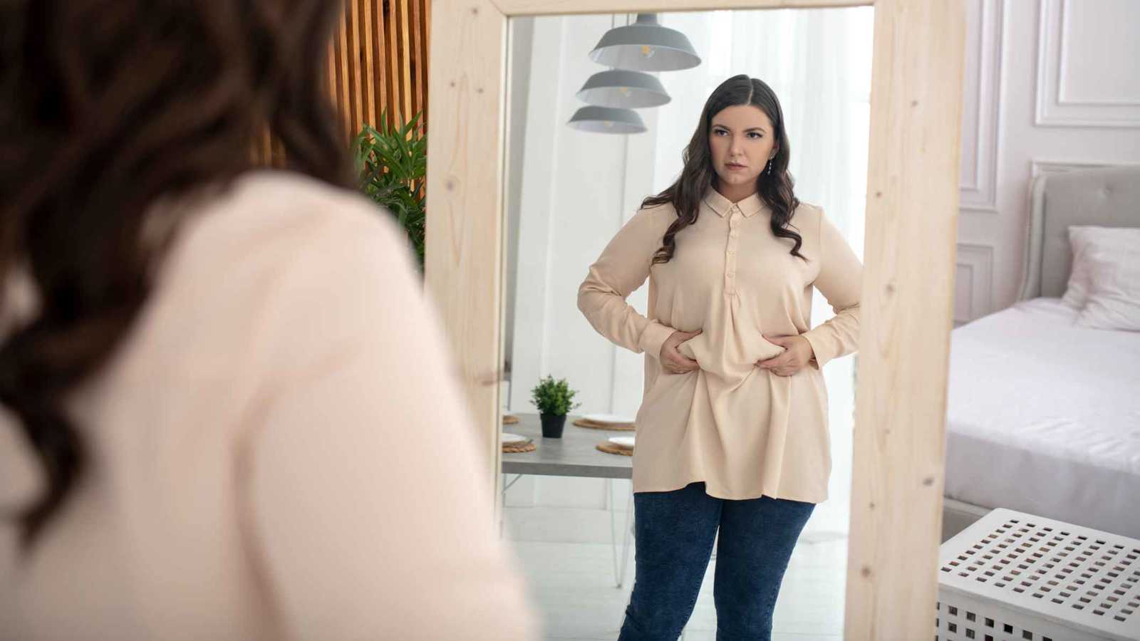 لماذا تزداد دهون البطن لدى النساء في منتصف العمر؟