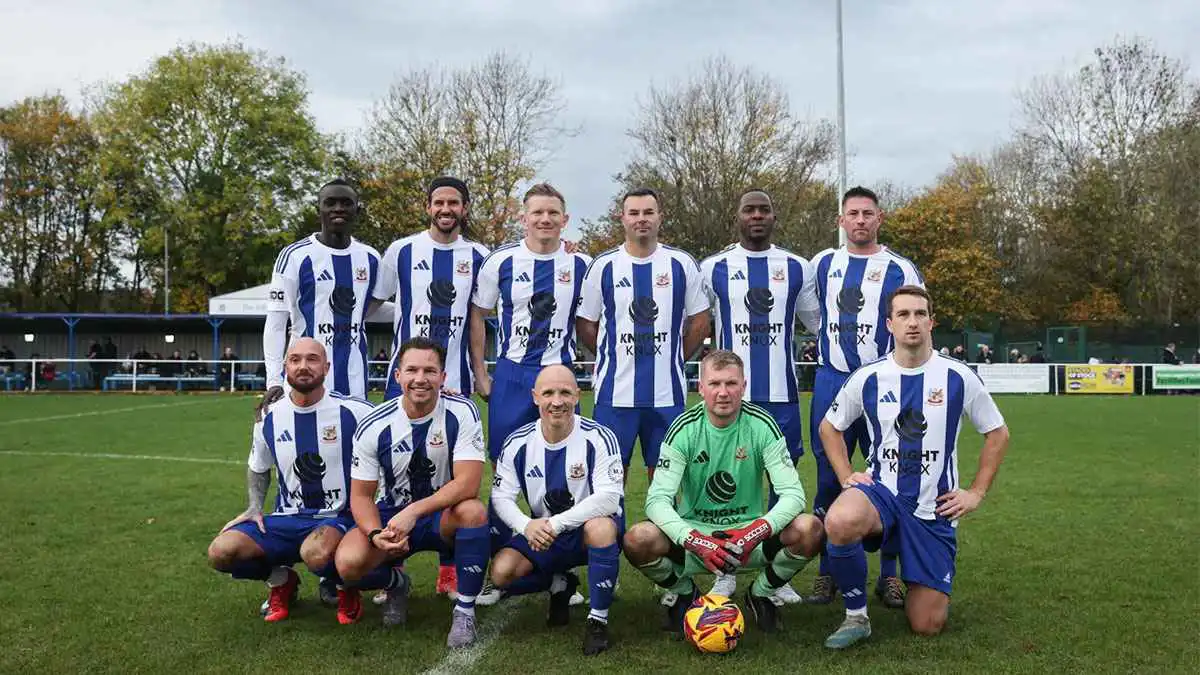 بعد 5 سنوات من الاعتزال.. نجم مانشستر يونايتد السابق يعود للملاعب