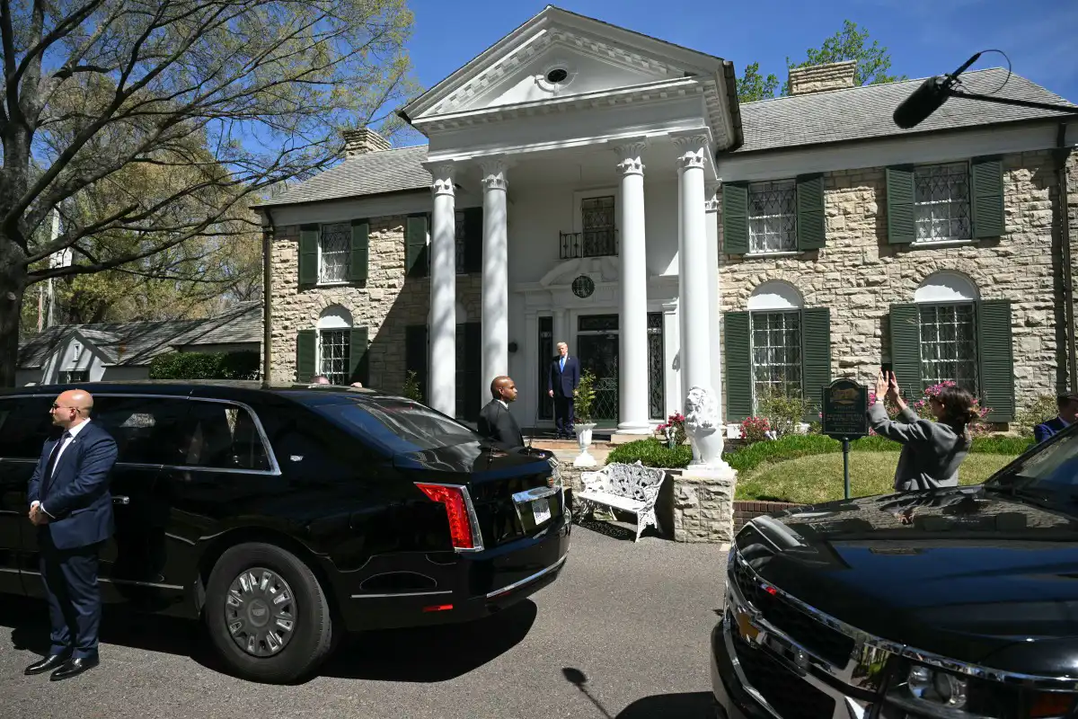 ترامن من أمام منزل إلفيس بريسلي