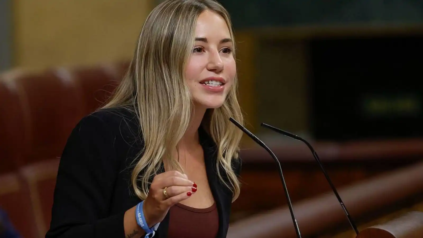 فضيحة نائبة حسناء تفجر أزمة سياسية غير مسبوقة في إسبانيا