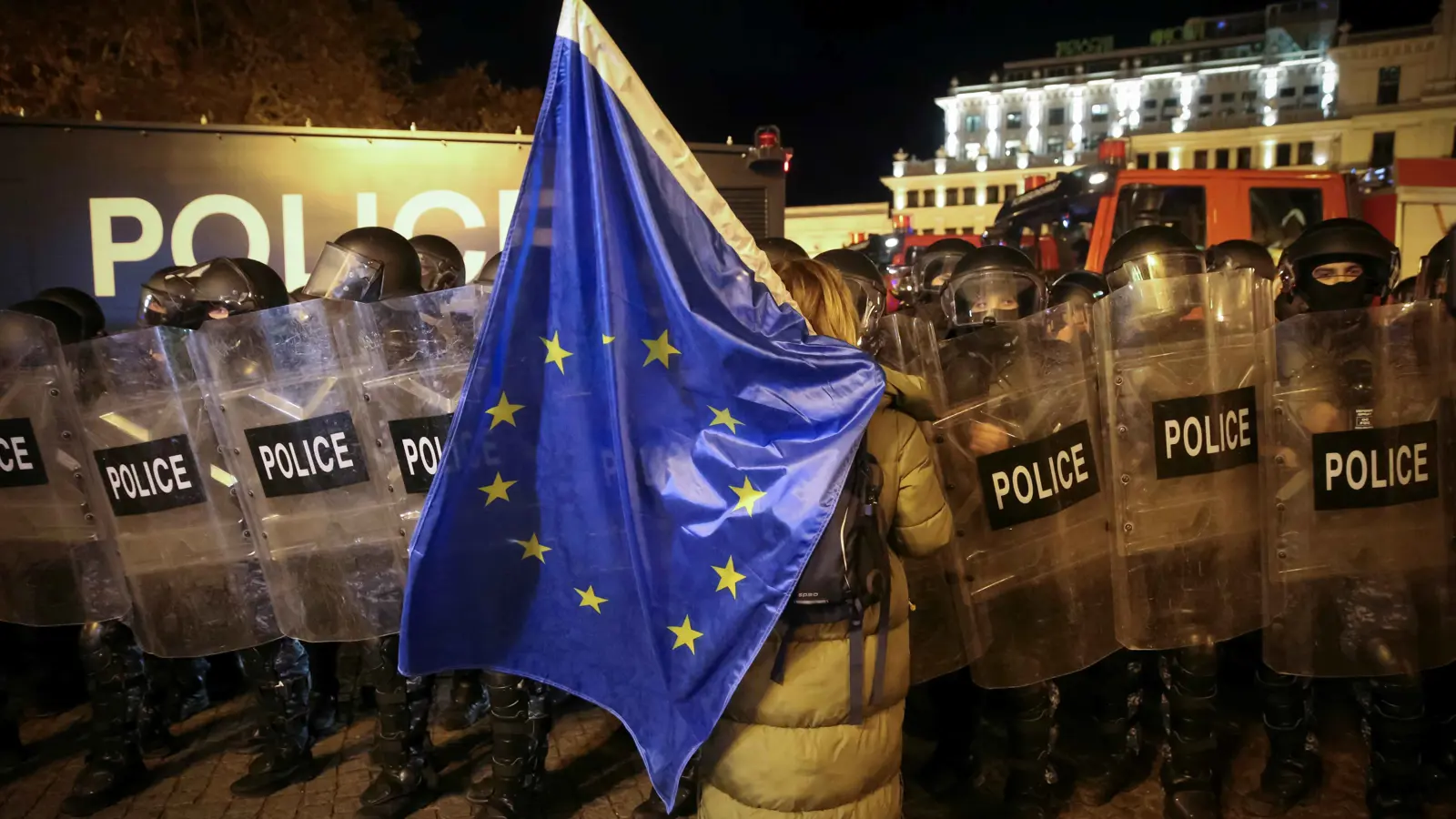 احتجاجات في جورجيا بعد تعليق محادثات الانضمام للاتحاد الأوروبي (صور)