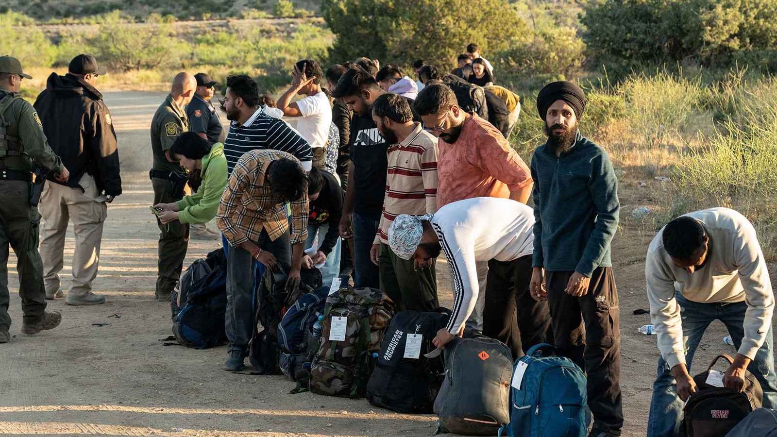 إدارة بايدن تُرحّل أكثر من ربع مليون مهاجر خلال عام واحد