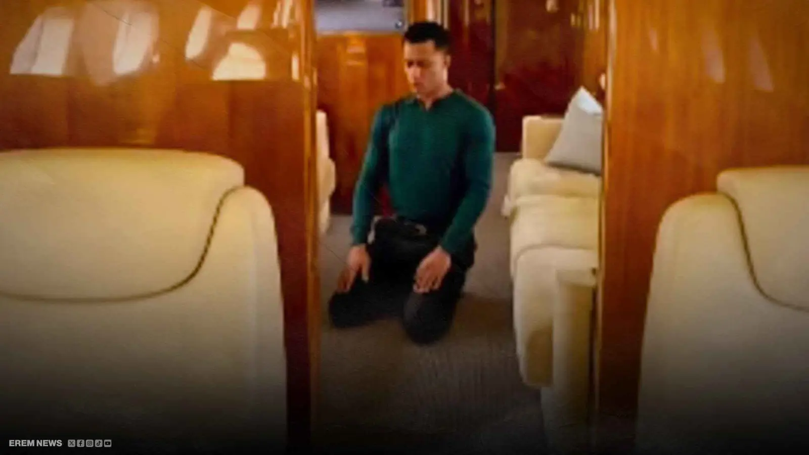 محمد رمضان يصلي داخل طائرة