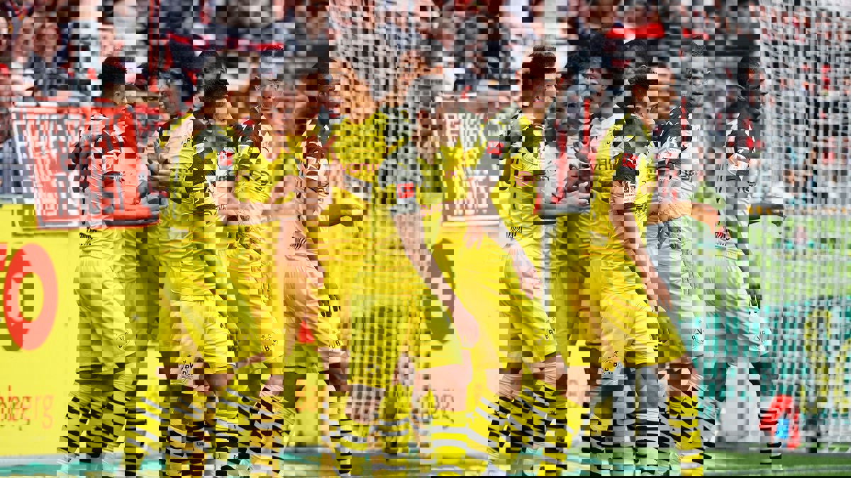 بروسيا دورتموند يكتسح فرايبورغ ويواصل ملاحقة بايرن ميونخ على صدارة ترتيب الدوري الألماني (فيديو)