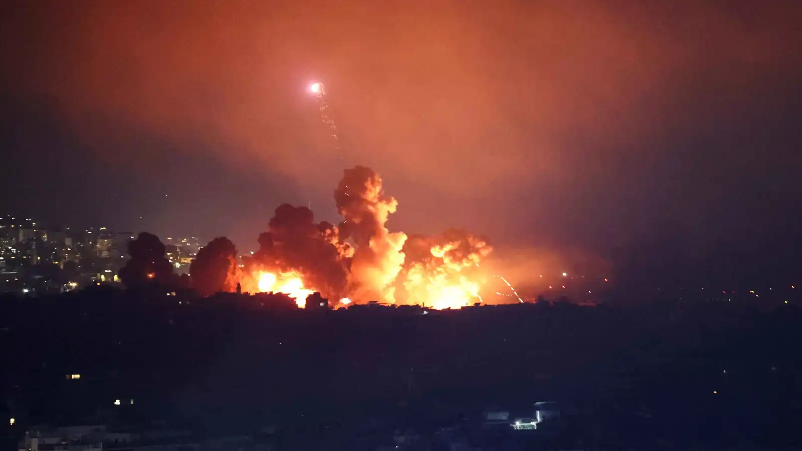 سوريا.. غارات إسرائيلية تستهدف حمص واللاذقية (فيديو)