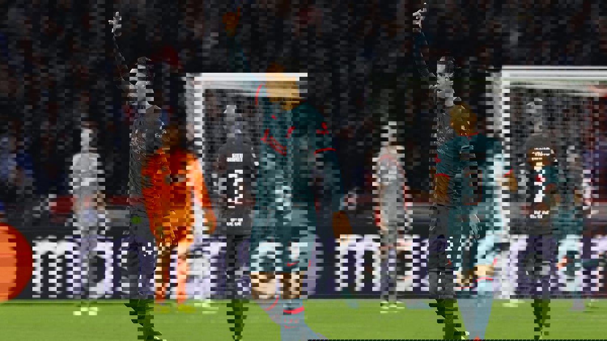 مباراة ليفربول وأياكس.. تصرف غريب من مدافع أياكس تجاه مواطنه فان دايك (فيديو) 