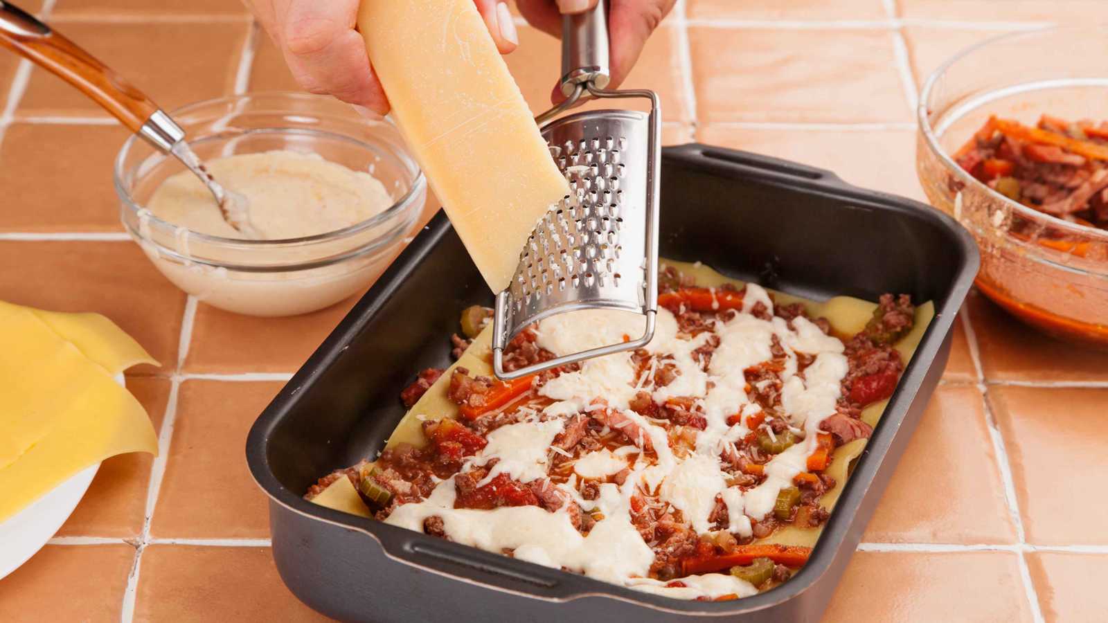 "بطارية اللازانيا".. كيف تؤثر الأطعمة الحمضية في الأواني الفولاذية؟