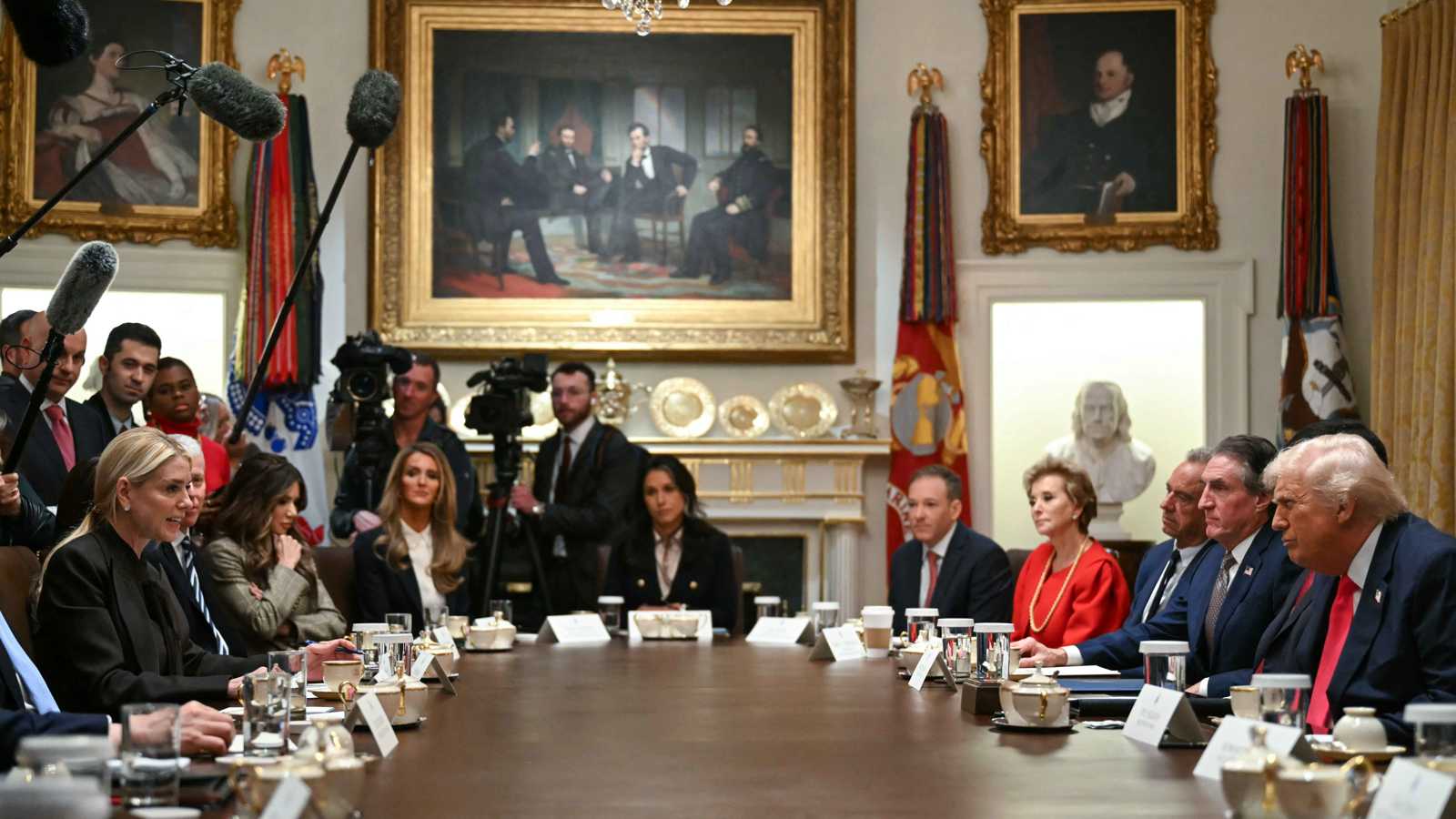 بحضور ترامب.. أوكرانيا وفنزويلا على طاولة آخر اجتماع للحكومة الأمريكية في 2025