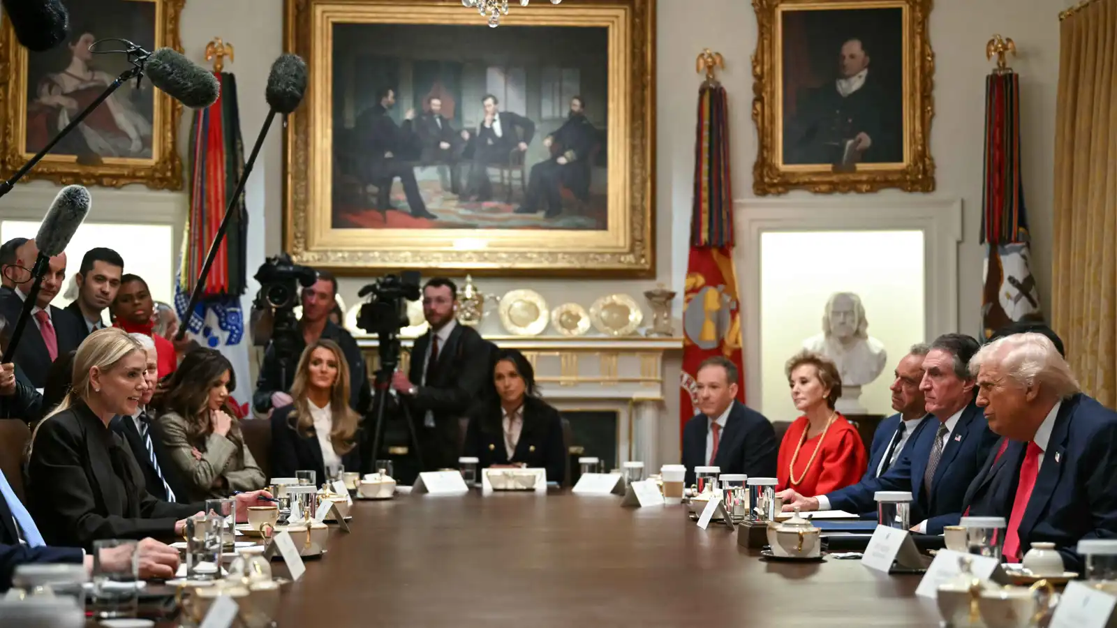 بحضور ترامب.. أوكرانيا وفنزويلا على طاولة آخر اجتماع للحكومة الأمريكية في 2025