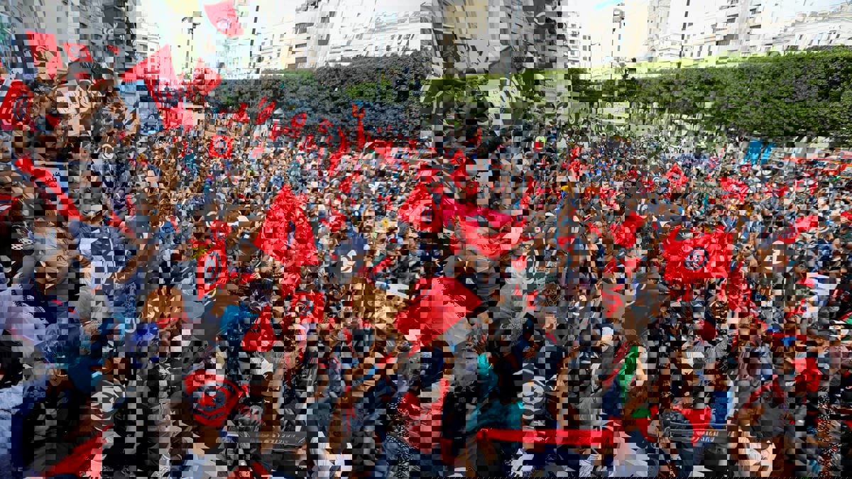 تونس.. تظاهرات مؤيدة لقرارات سعيد تطالب بحل البرلمان