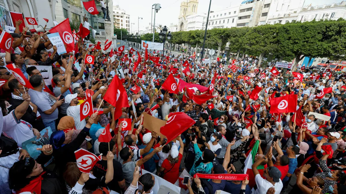 تونس.. تظاهرات مؤيدة لقرارات سعيد تطالب بحل البرلمان