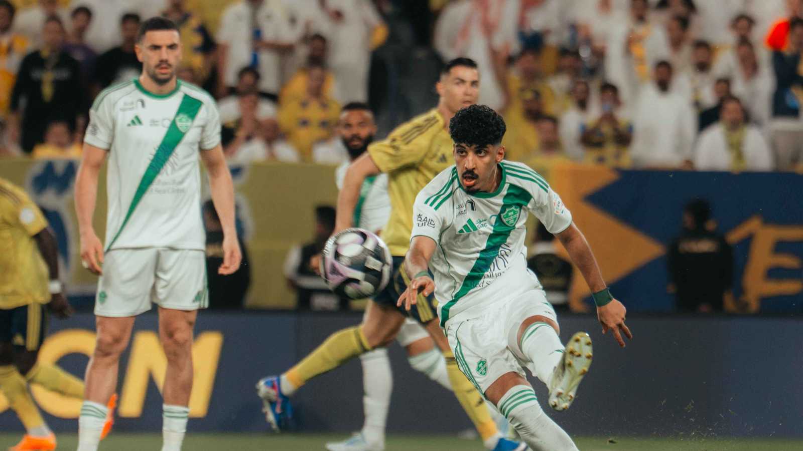 قبل الصفارة وبعدها.. 3 أخطاء فادحة أسقطت الأهلي السعودي أمام النصر 