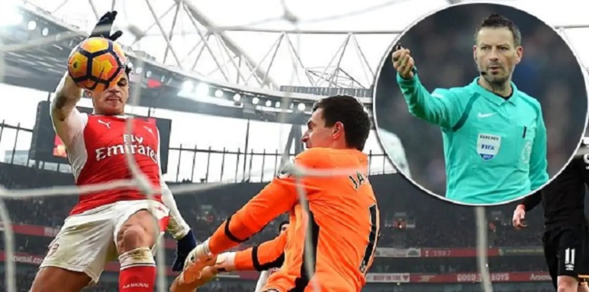 حكم هال سيتي وآرسنال يعتذر عن احتساب هدف سانشيز