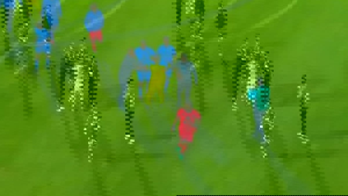 حلبة مصارعة.. لقطات جديدة لاشتباك جمهور دهوك مع حارس القوة الجوية (فيديو)