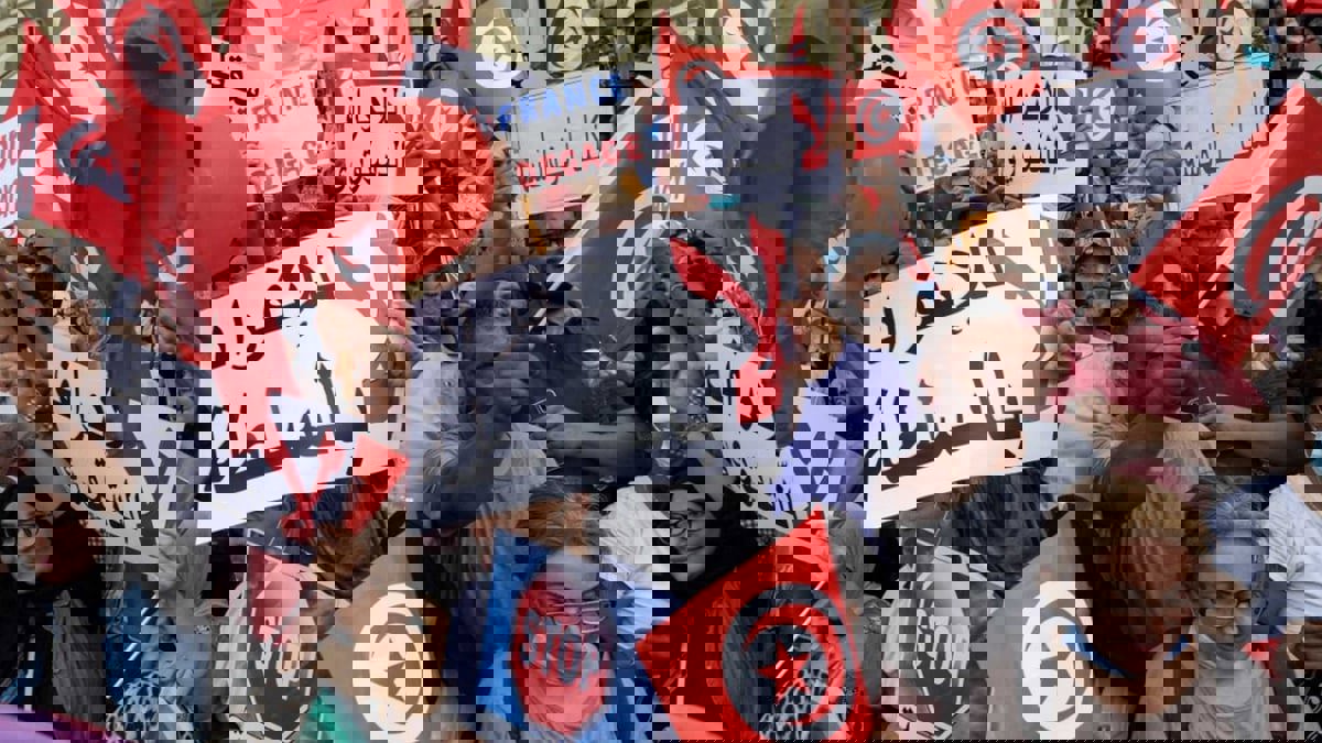 "فورين أفيرز": النموذج التونسي للتحول الديمقراطي يقف على أبواب الموت