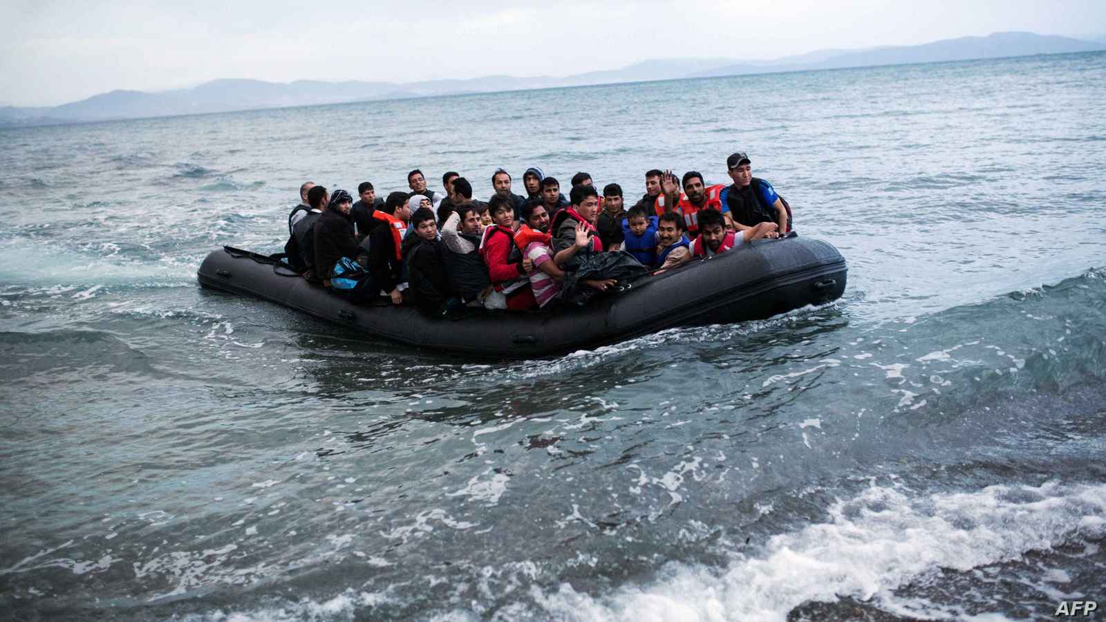 السلطات اليونانية تحتجز 107 مهاجرين قبالة جزيرة كريت