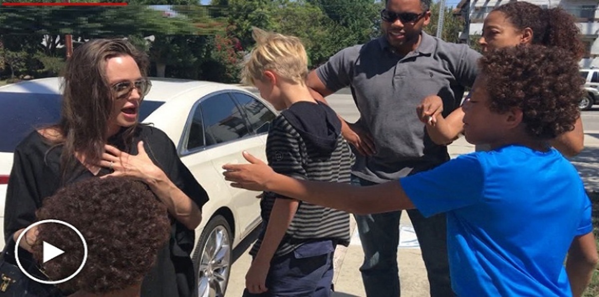 أنجلينا جولي تشتري لابنتها هدية من الشارع