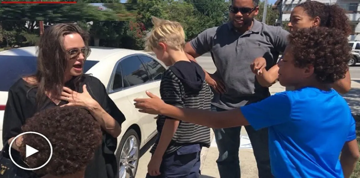 أنجلينا جولي تشتري لابنتها هدية من الشارع