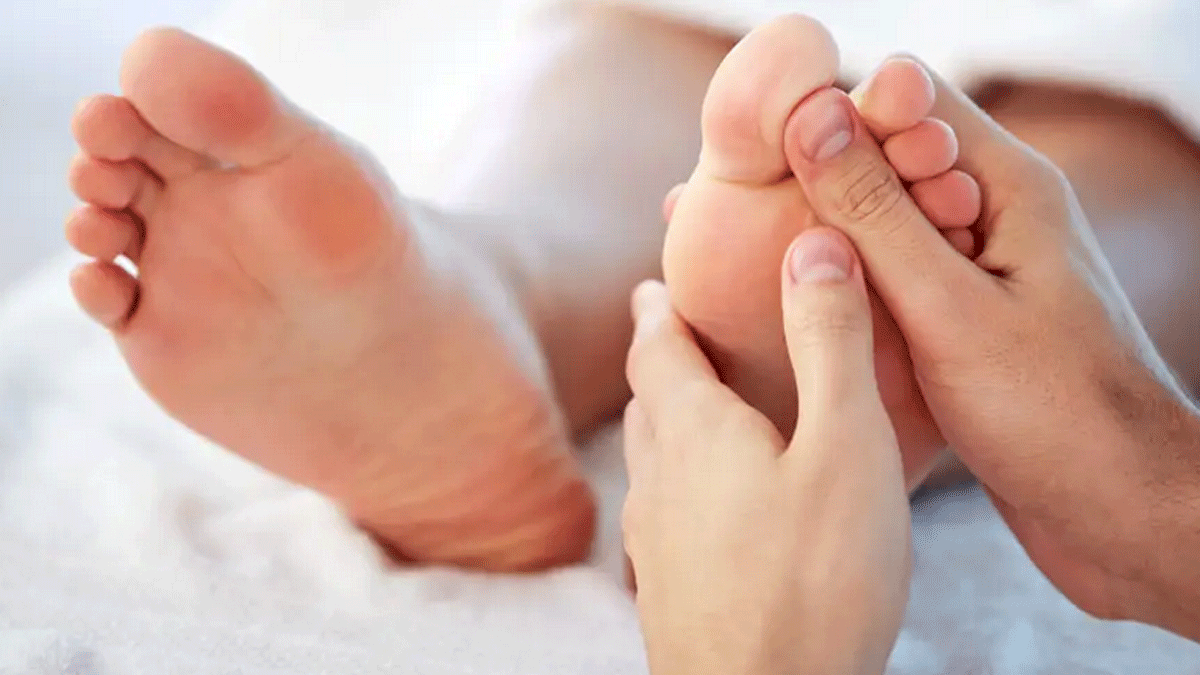 تدليك اليدين والقدمين.. علاج طبيعي لأوجاع الظهر وتقلصات الحيض