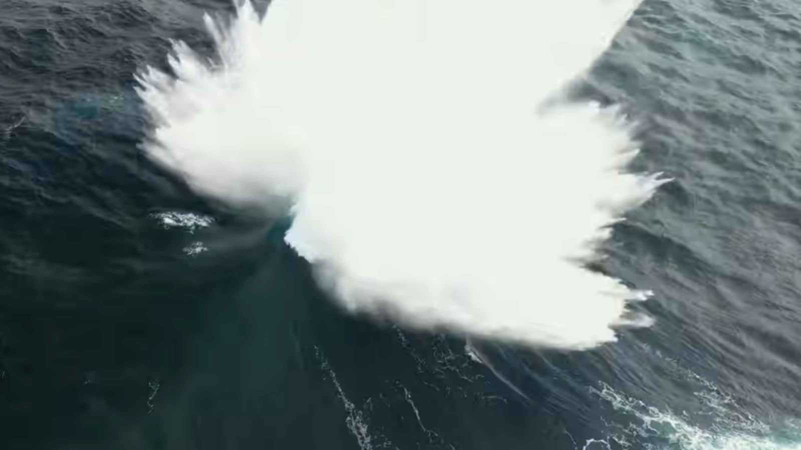 تصل إلى ارتفاع 70 متراً.. "موجة ضخمة" تذهل عشاق الطبيعة (فيديو)