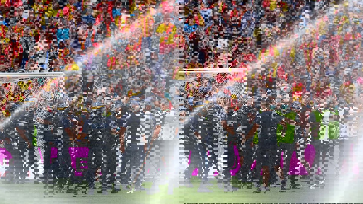 استئناف مباراة لانس ضد ليل في الدوري الفرنسي بعد توقفها بسبب شغب الجماهير (فيديو)