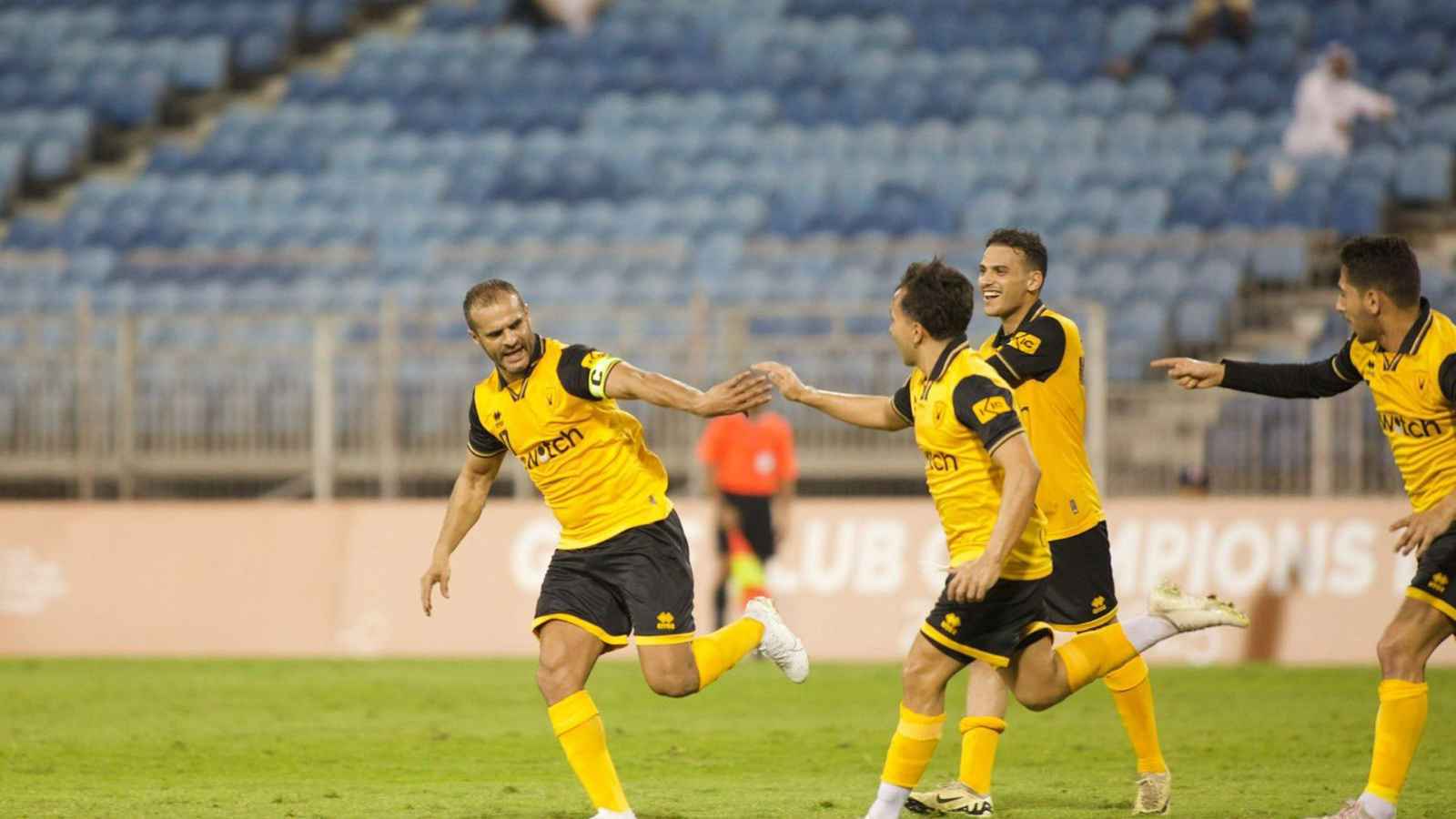 أسطورة القادسية الكويتي ينقذ فريقه من الخسارة بهدف رائع (فيديو)