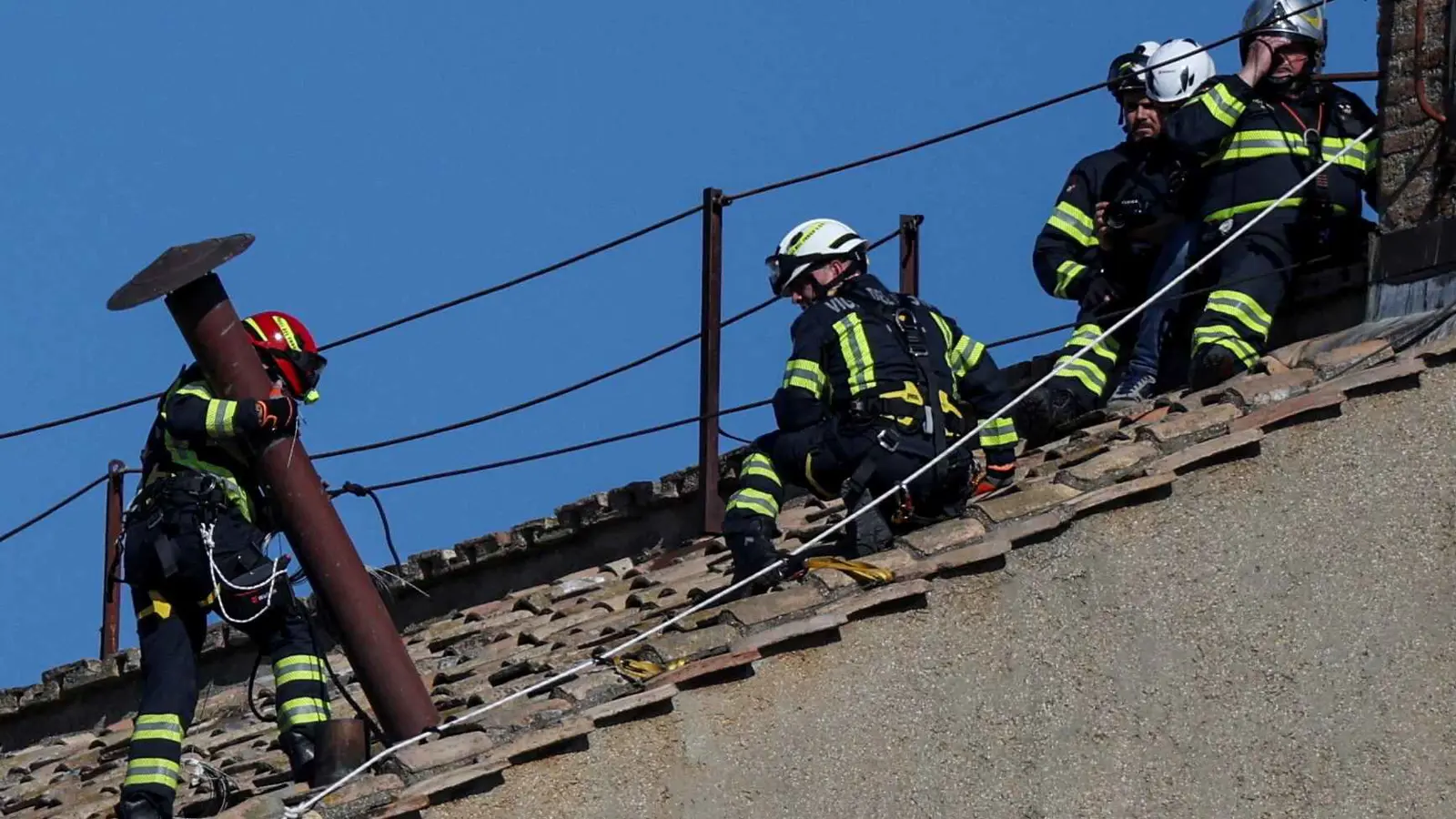 استعداداً لانتخاب البابا.. تثبيت "مدخنة سيستينا" في الفاتيكان