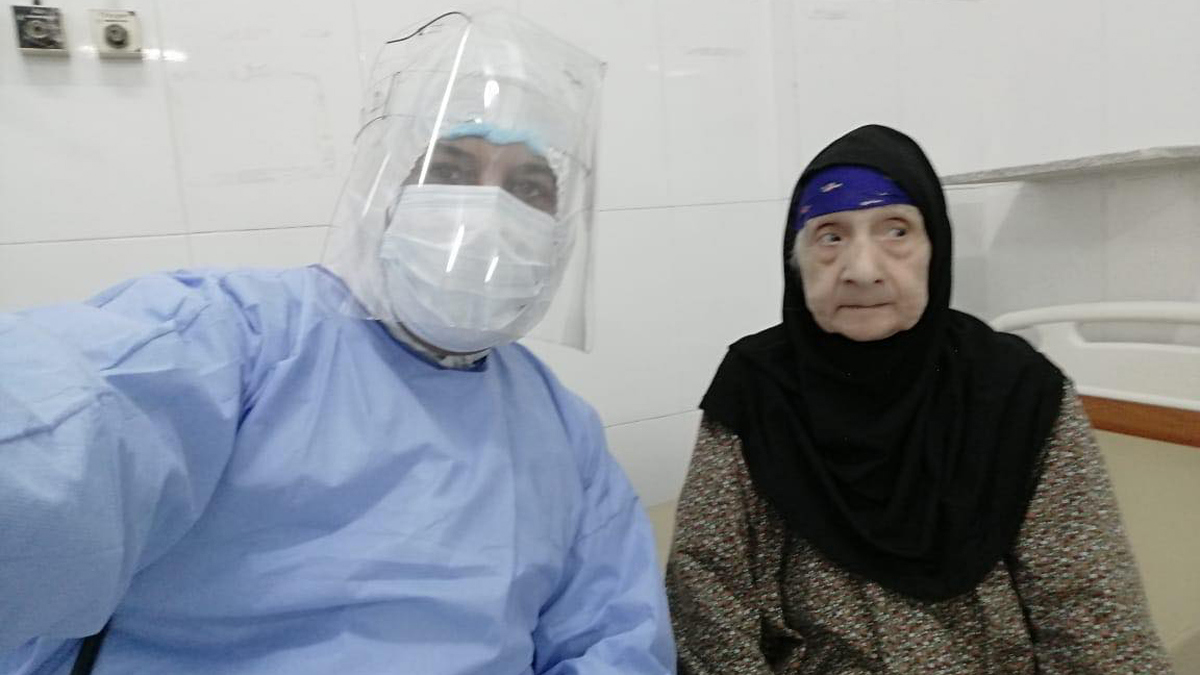 شفاء معمرة مصرية تبلغ 96 عاما من فيروس كورونا (صور)