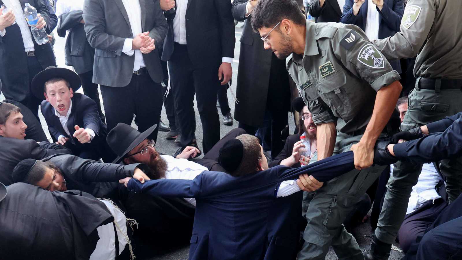 حاخامات الحريديم يهددون بشلّ حركة الطيران في "تصعيد جديد"